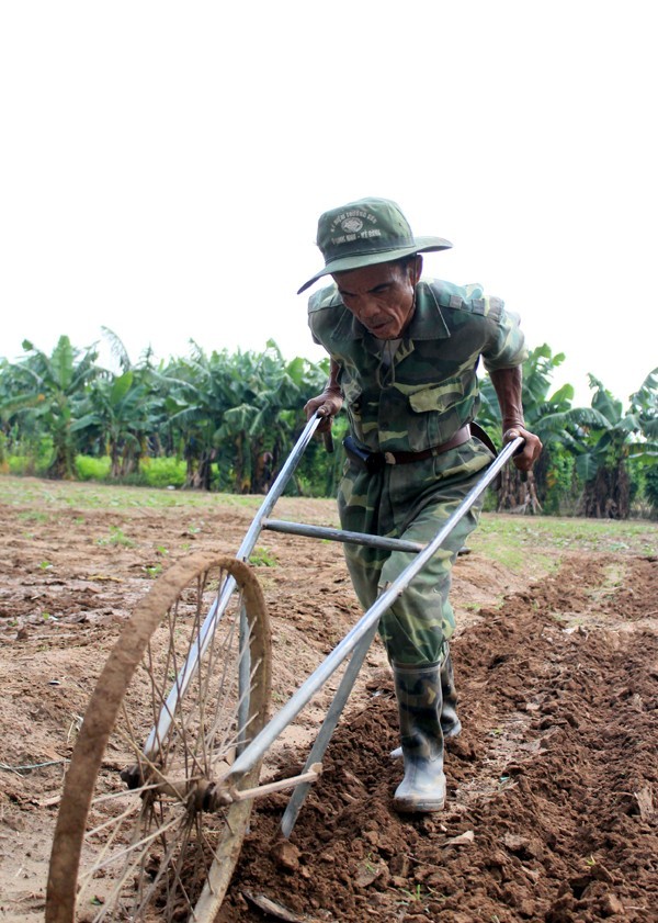 Tuổi đã cao nhưng trời phú cho ông Được "đen" - người chuyên vớt xác người chết trên sông Hồng, một sức khỏe "vô biên"